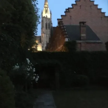 B&B De Gelaarsde Kat 예페르